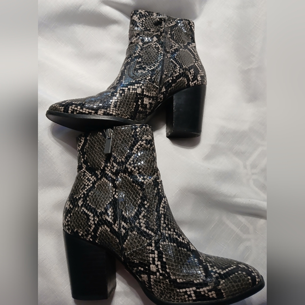 Steve‎ Madden Bootie Dallas Black Gray Faux Snakeskin Zip Animal Print